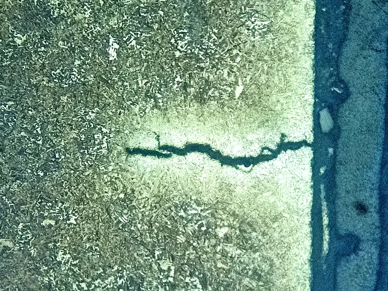 Micrografia de trinca junto à interface de uma solda